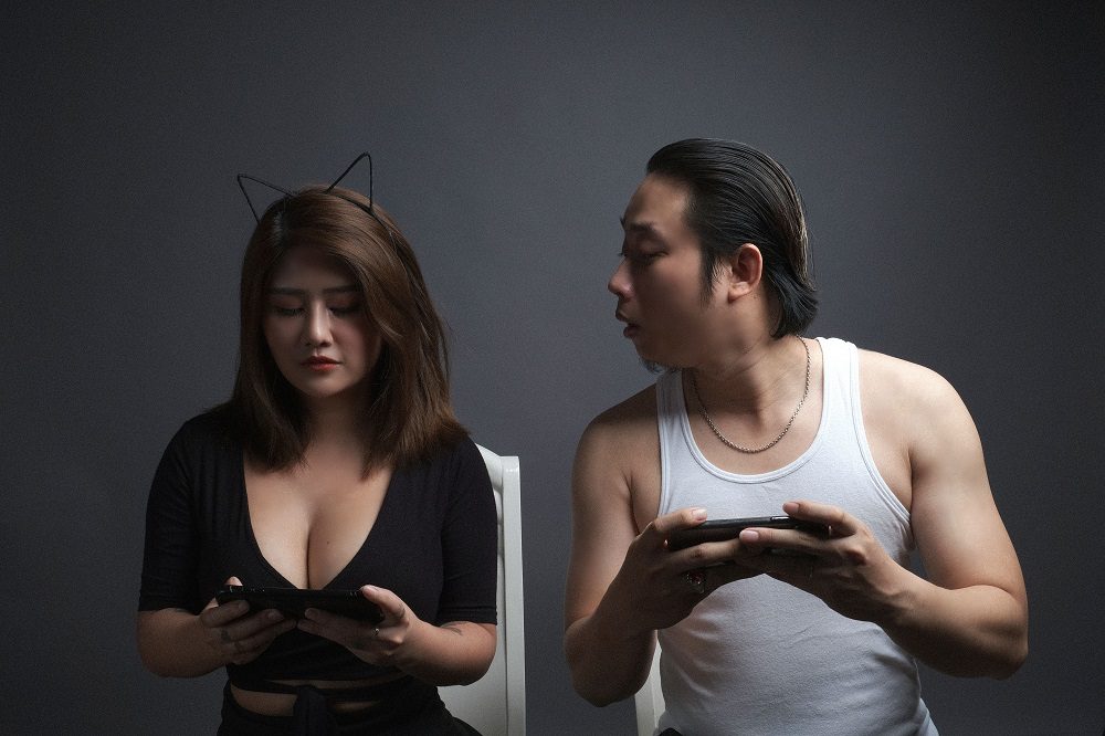 Tuấn Khó Đỡ analyzing the map while playing Arena of Valor.