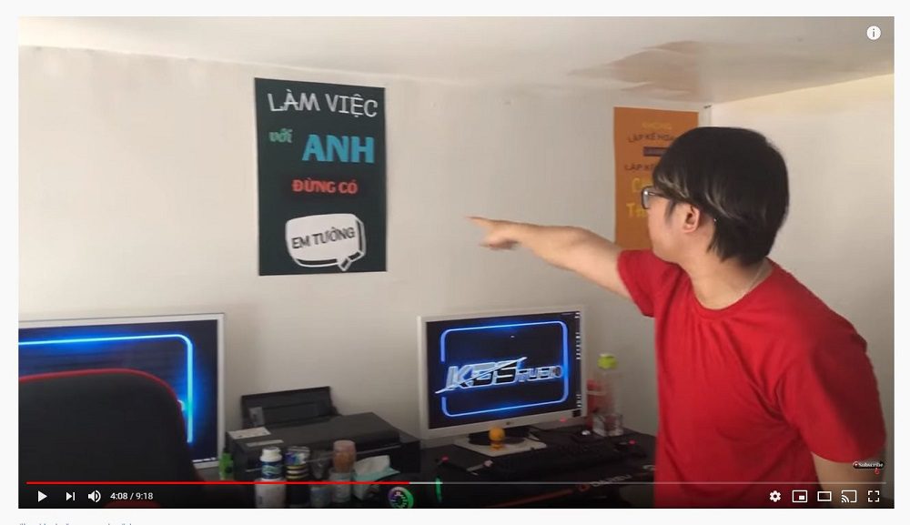 Review of Tuấn Khó Đỡ's small streaming room.