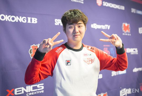 Former SKT T1 star Bang was famous for his skill shot accuracy with Ezreal, akin to target selection skill