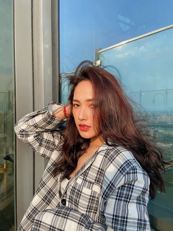Her fashion sense is also extremely diverse, highlighting her youthful and healthy beauty