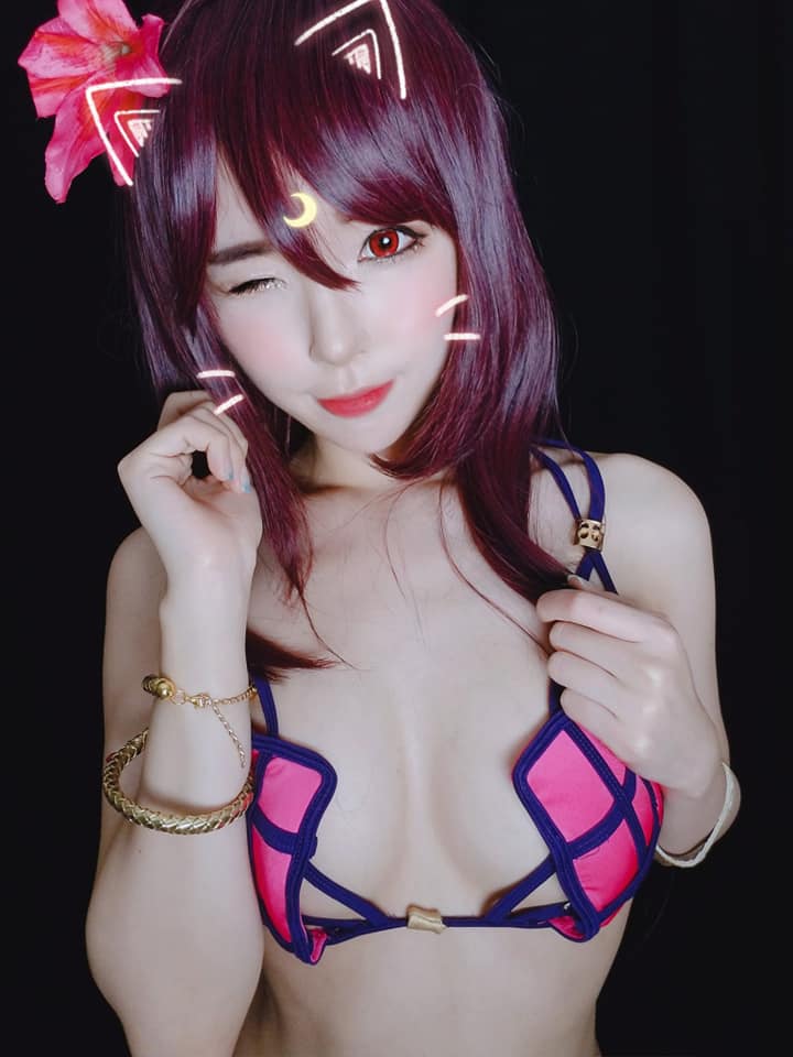 Estherlynnhhj's cosplay photos have sometimes been criticized by fans for not being as 'smooth' as Sneaky's