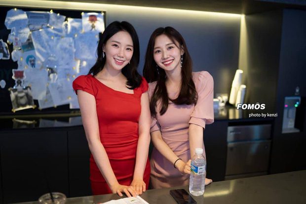 Lee Jung-Hyun (red dress) and Yoon Su-Bin (pink dress)