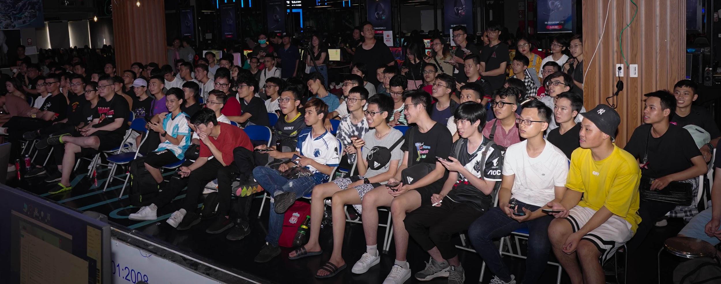 The audience gathers in front of the stage to watch the final and the offline event program