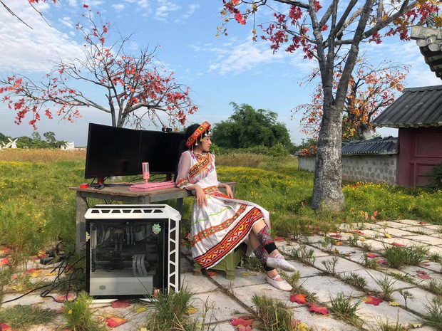 The girl brings her gaming rig out into the fields under the scorching 40-degree heat in Hanoi.
