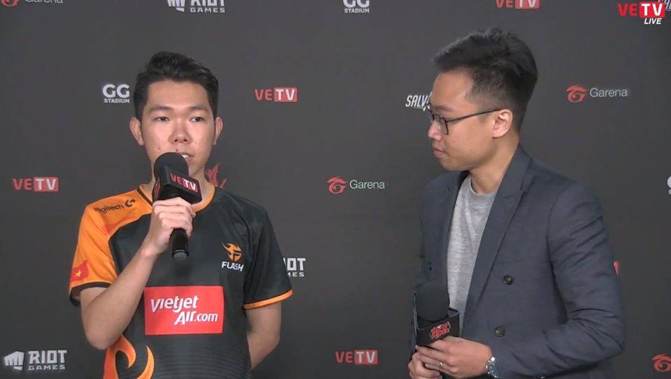 Caster Hoàng Luân replaced MC Minh Nghi in the matches over the weekend