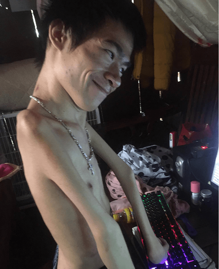 Although born with many flaws, Lù A Hoàng always strives every day to fulfill his dream of being a League of Legends streamer
