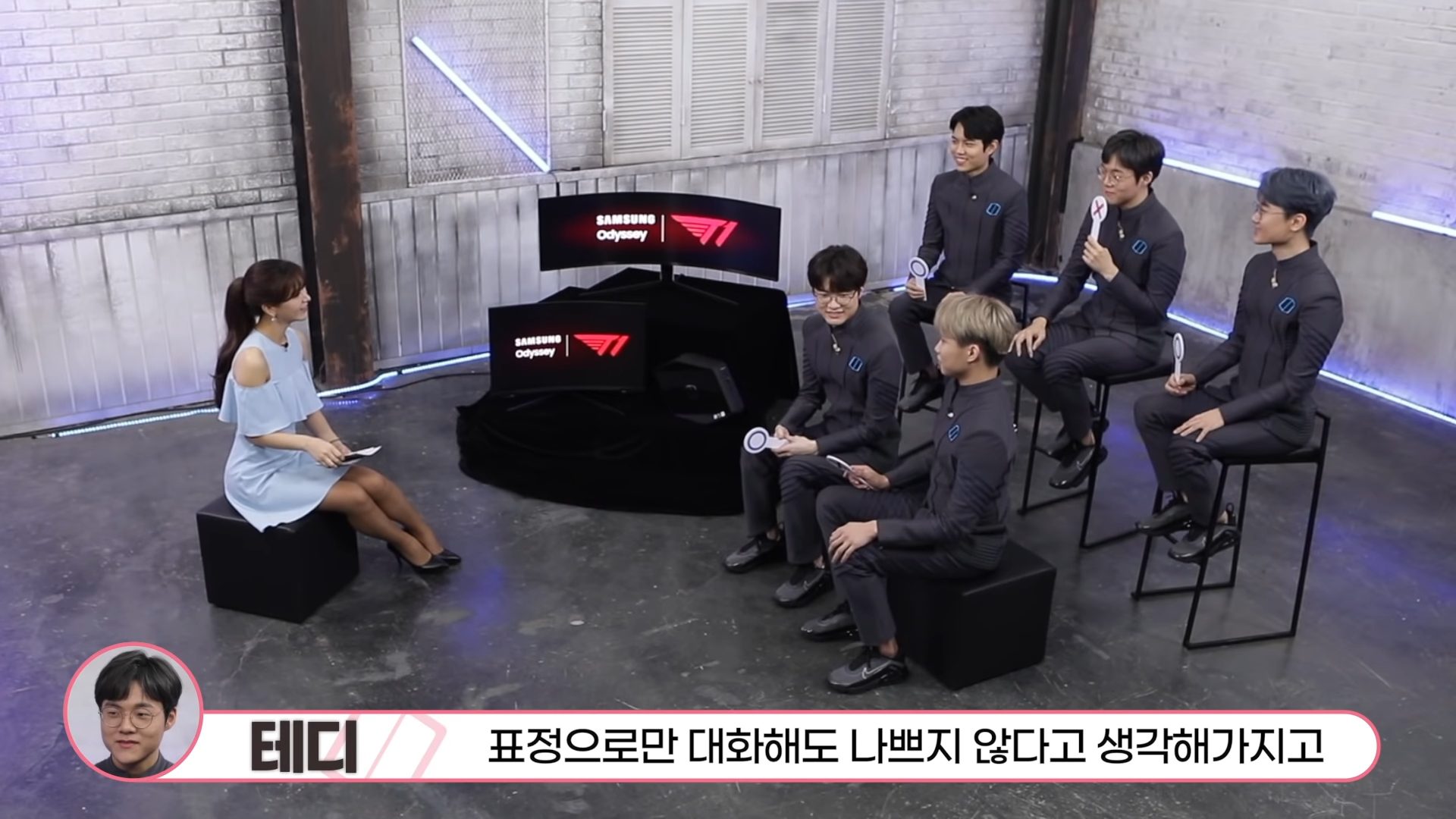 I think it would be better to choose to talk with Uncle Joe Marsh, because when I talk to him, I only need to use facial expressions (Teddy once said that every time Faker tells a joke, he has to put on a 'charity' smile, otherwise it would make Sang-hyeok sad)