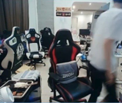 After saying 'Thank you for the donation, dear wife!', Doinb had no choice but to immediately leave the stream, while fans speculated 'The Clown' had to run to call and explain to his wife, or he wouldn't be coming home.'