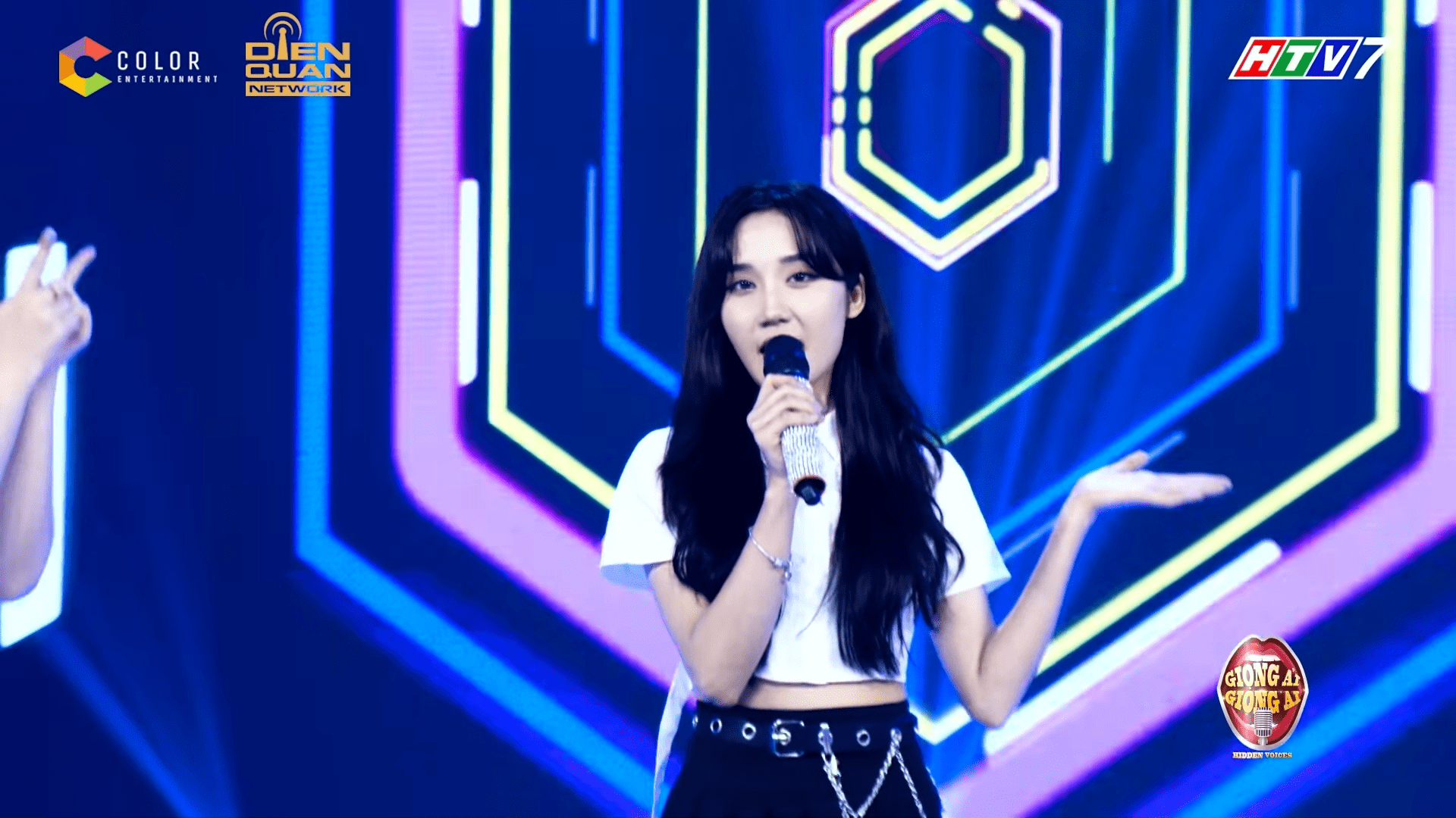 And in the end, Mina Young brought victory to Tran Thanh's team, using her real voice without any lip-syncing in her performance of the song I Like You