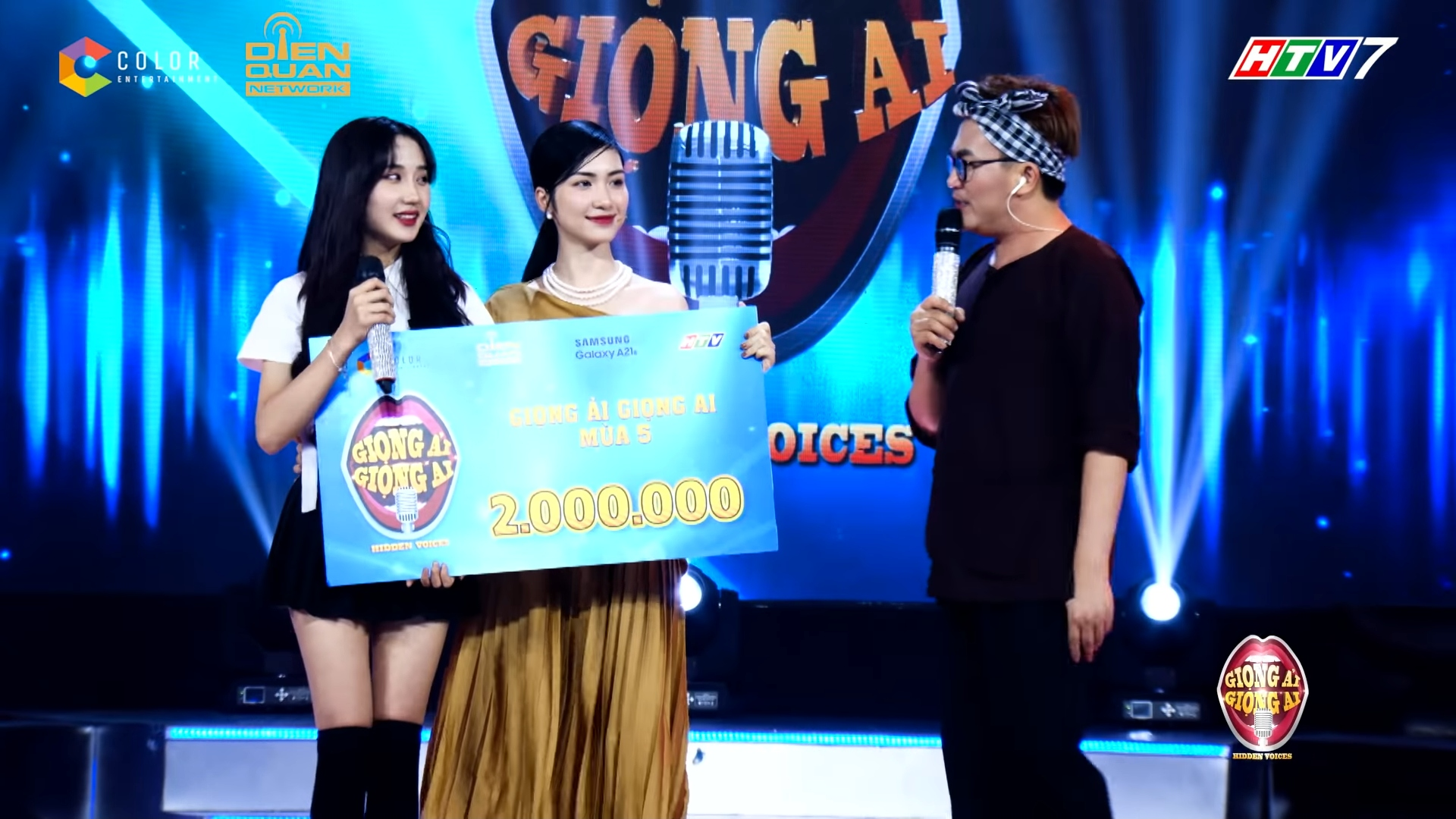 She received a prize worth 2 million VND, along with a date to eat with her 