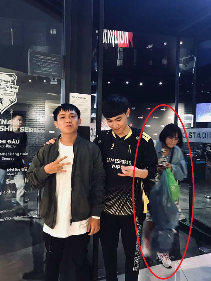 Minh Nghi appears in a fan's photo with GAM Esports alongside Levi, inadvertently stealing the spotlight.