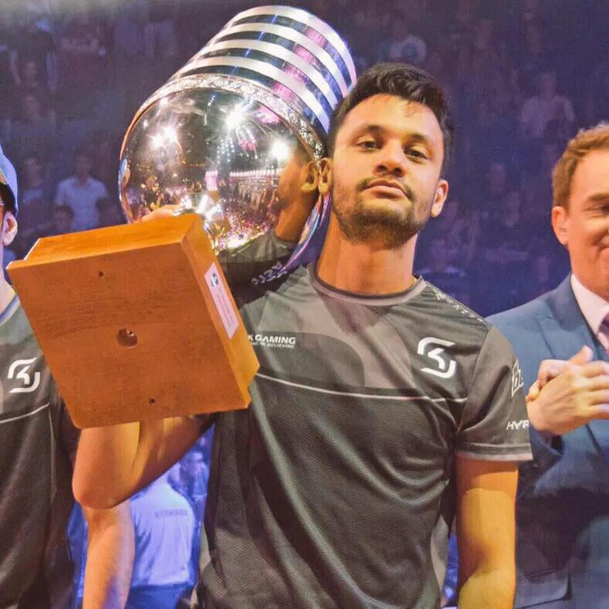 Fer with teammates who won countless titles during SK Gaming's golden era