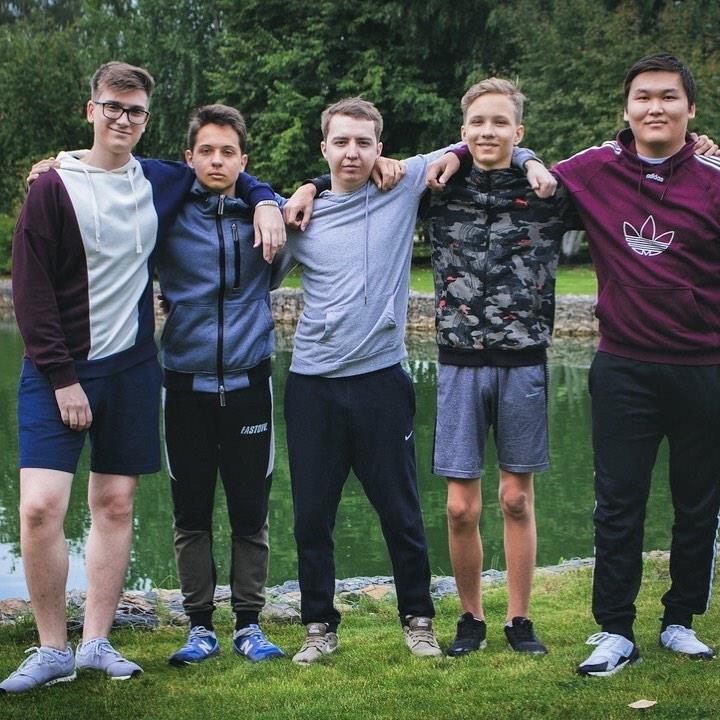 m0NESY (second from the right) with members of the Na`Vi Junior project