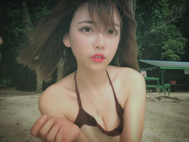 The mesmerizing beauty of Zhou Shuyi - The most charming female commentator of LPL