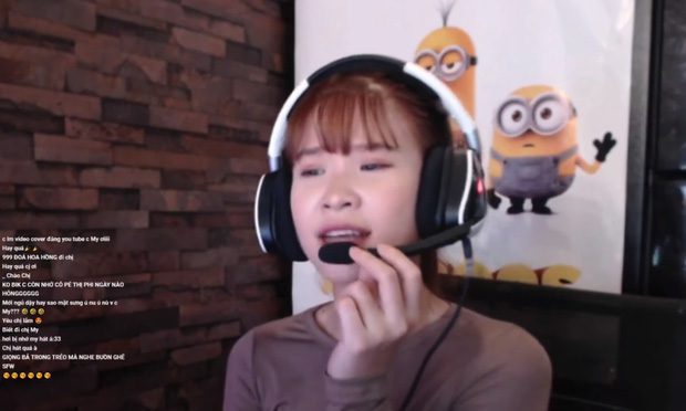 Listening to her sing is fun, but have you ever seen your idol playing games while humming a song for the fans?