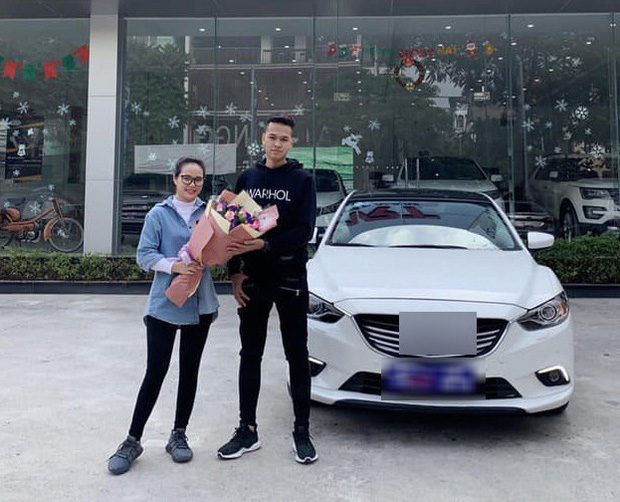 The most famous and successful AOE player bought a luxury car at the age of 22.