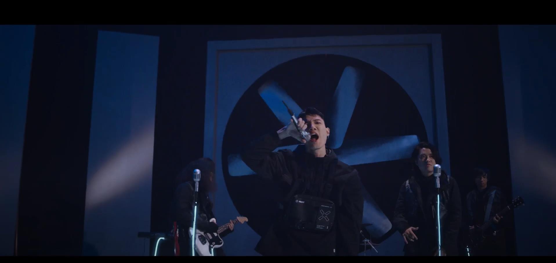 Tage and KLAF appear right from the first seconds of the MV.