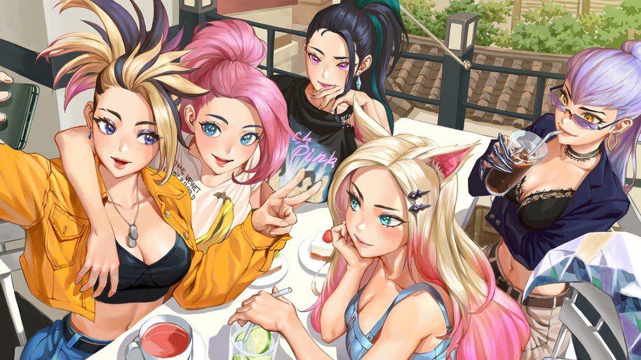 Seraphine is always very close with Akali during sister gatherings