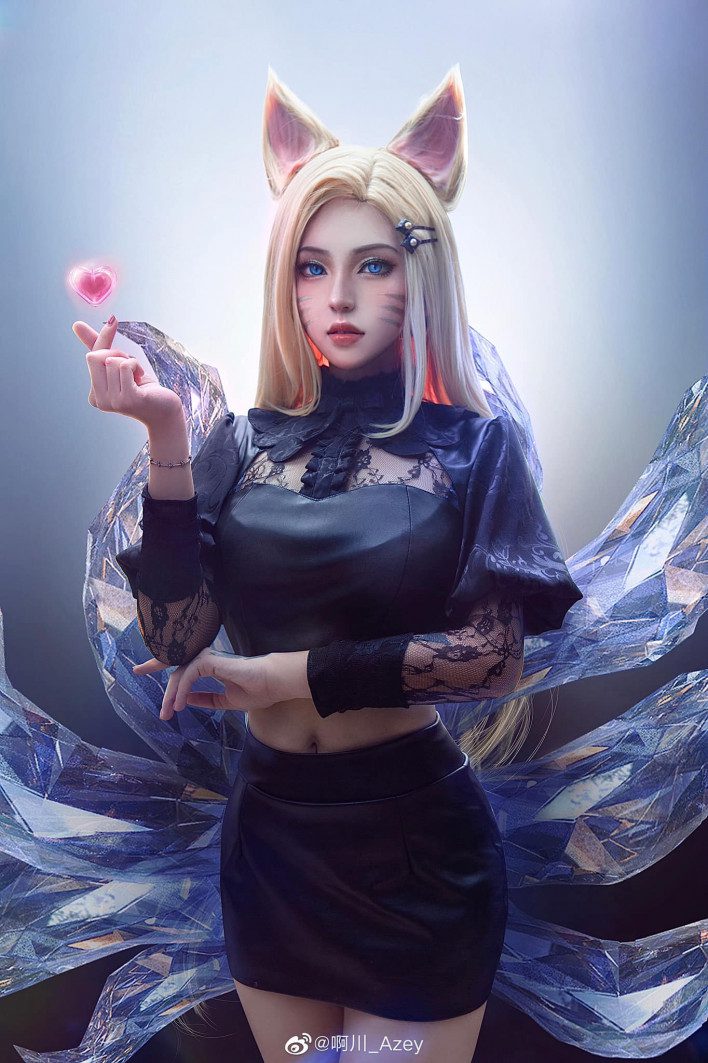 The enchanting fox girl beauty, both cute and terrifying, just afraid that falling into this love trap will be impossible to escape