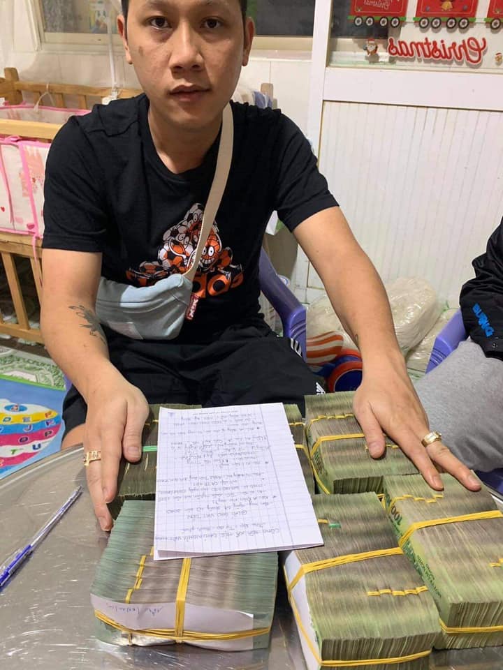 Additionally, another photo capturing Teacher Ba sitting beside a large pile of money was also shared by him. Many gamers believe this is an image of Teacher Ba paying off Sena's debts, but in reality, it appears to be a picture of Teacher Ba borrowing money from Mr. N.