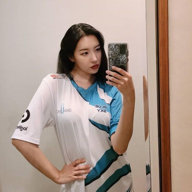 Wonder Girls' singer – Summi is one of many female idols passionately supporting DWG