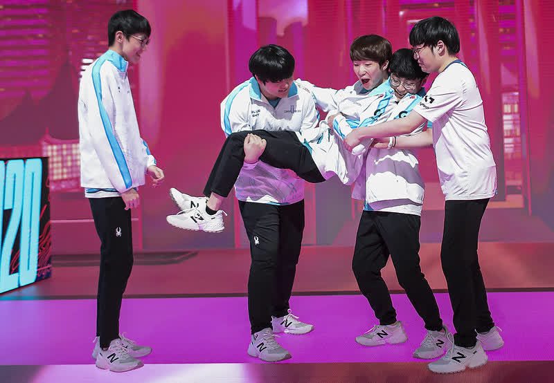 DAMWON Gaming “cosplaying G2”