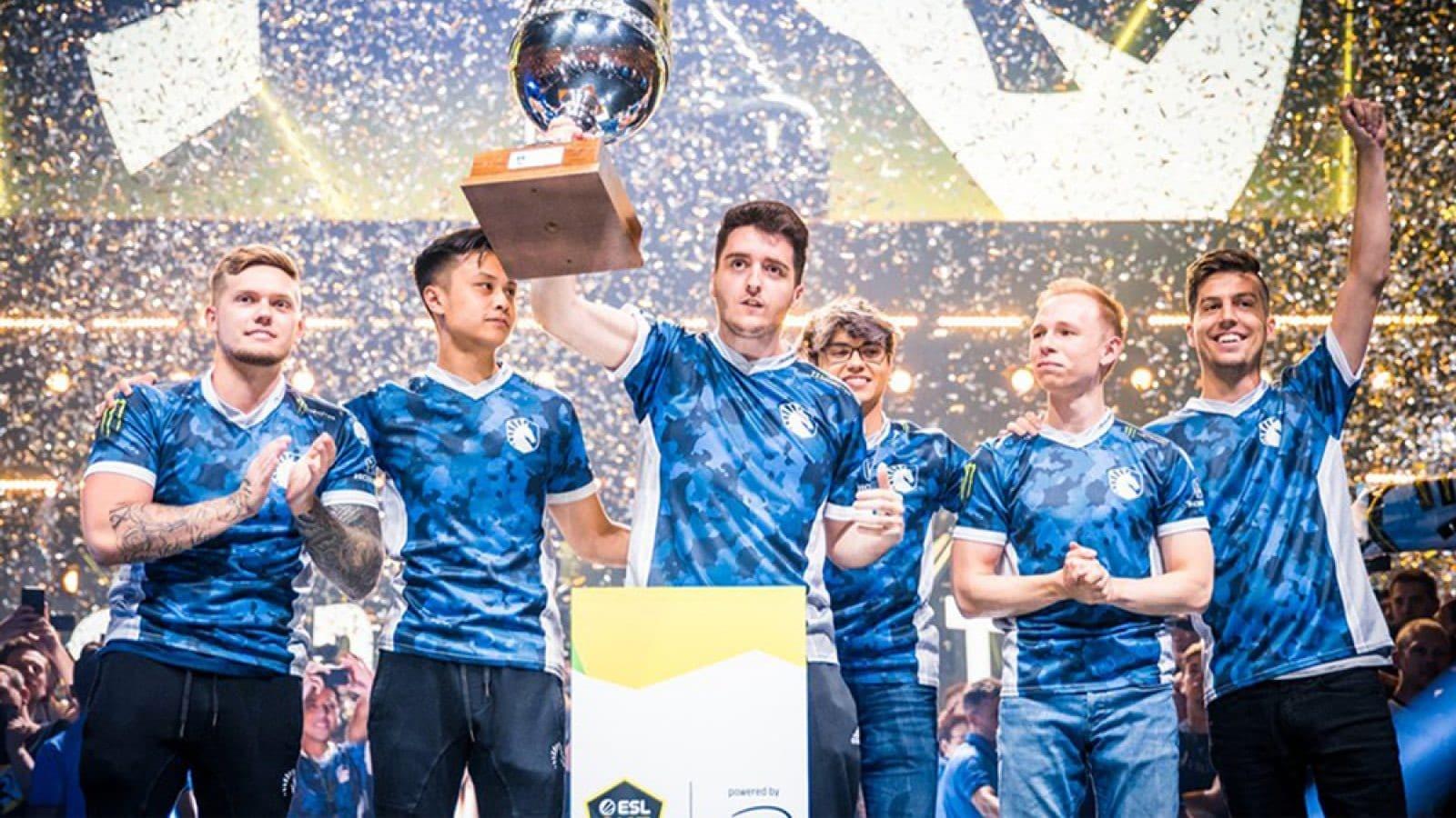 Stewie with his teammates lifting the ESL One Cologne 2019 trophy