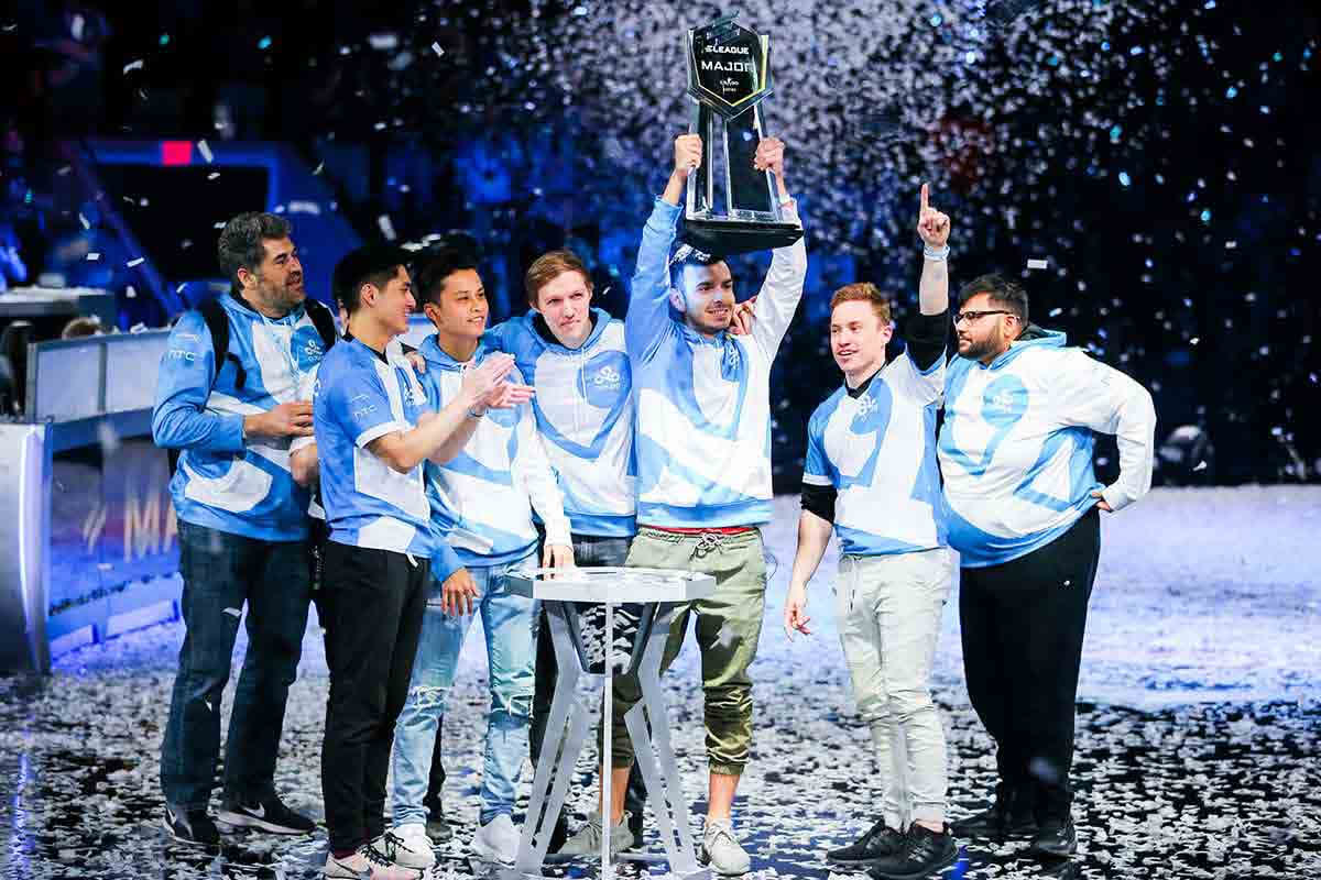 C9 members lifting the Eleague Boston Major trophy