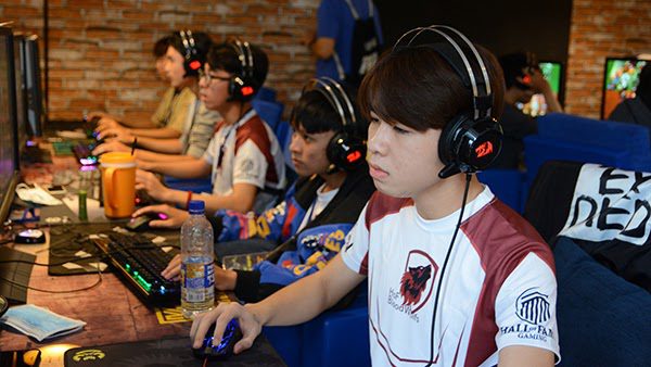 2014 - 2017: Familiar with League of Legends from an early age, by 2017, Zeros had competed in 3 seasons of VCSB with one championship. Playing a relatively wide champion pool, especially with physical damage champions like Jarvan IV, Fiora, Zeros was soon noticed by professional teams. However, due to age restrictions, this player did not have the opportunity to compete professionally.