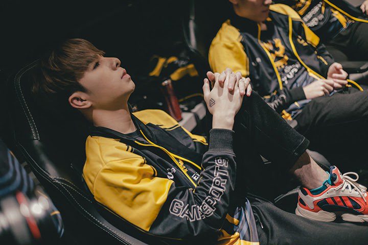 There is a paradox that being among the top VCS players to participate in the most international tournaments, Zeros has yet to leave a significant impression on the international gaming community. These factors have placed Zeros in a 'precarious' state: his skill surpasses the limits of the 'village pond' VCS but is not enough to swim in the big ocean.