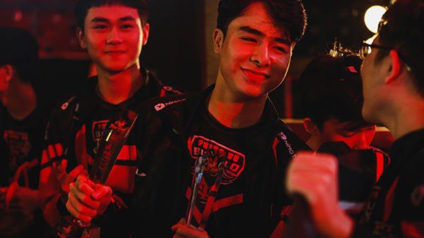 Dominating play, unafraid of any opponent in the top lane and always a key player bringing victories to his team, the nickname 'Demon King' truly suits this player. He only suffered 2 losses during the group stage, claimed the top spot, and surged to the finals – the final battle this player had long awaited.