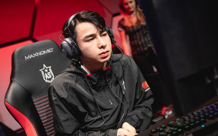 Moreover, the 2019 season ended up being very forgettable for Zeros as he was criticized for his poor performance, and his League of Legends account was also banned for 2 weeks, leaving him no chance to rank up further.