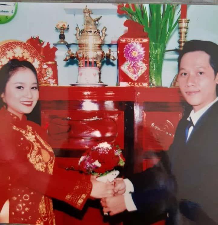 The image of exchanging flowers, many fans commented that Teacher Ba has a 'genuine' smile