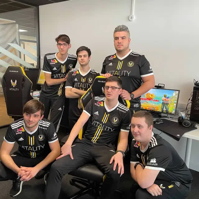 ZywOo (far right) with Vitality members