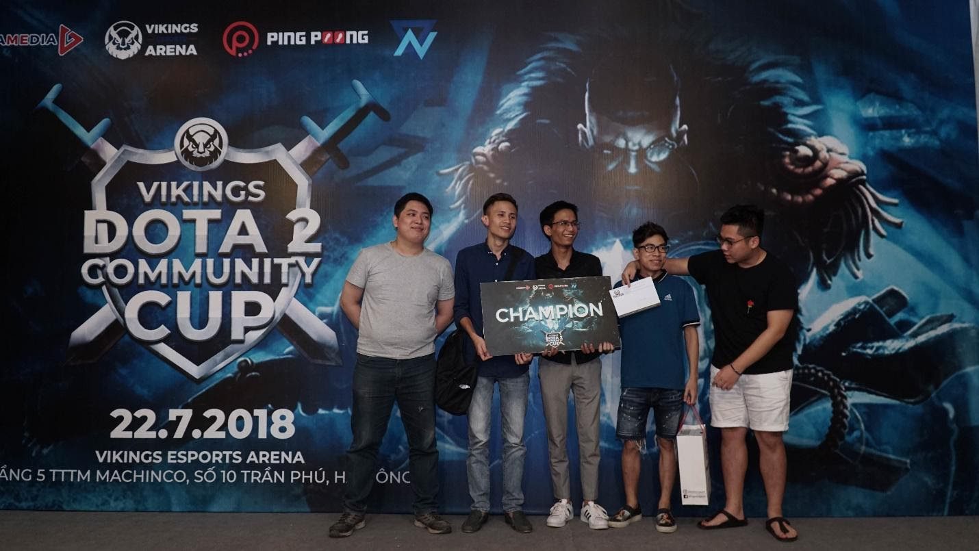 DH (on the left) and Xaito (second from the right) have experience from numerous online and onlan tournaments