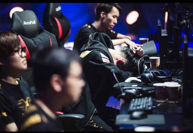kRYST4L - Captain of Snake Esports collapsed on the table after losing in the 