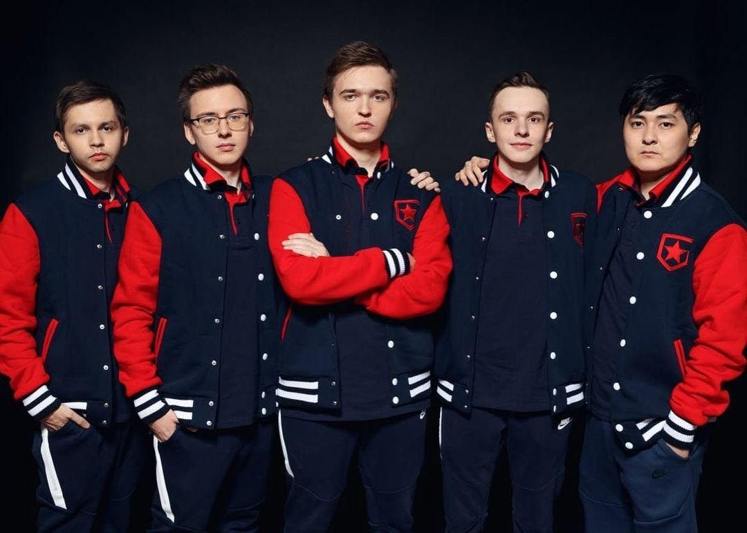 Sh1ro (far left) with his teammates