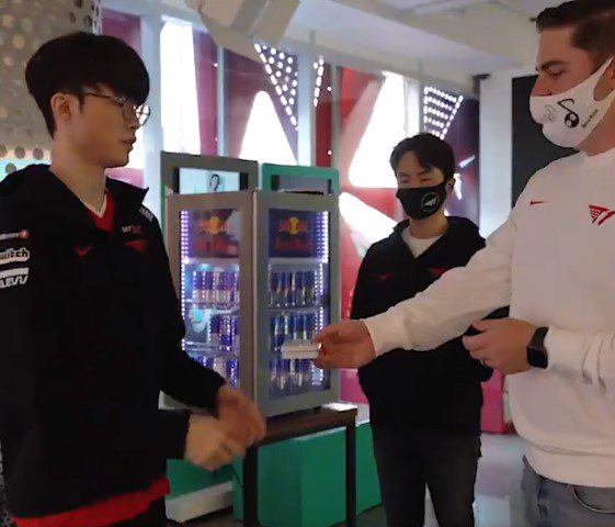 Faker receives the BMW 550i at T1 headquarters