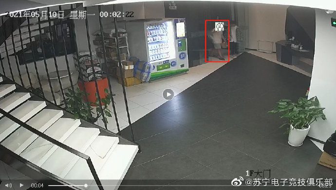 A young man in a white shirt took advantage of the Suning staff going out to get midnight food to sneak into the gaming house, claiming to be a friend of a player in the team delivering items