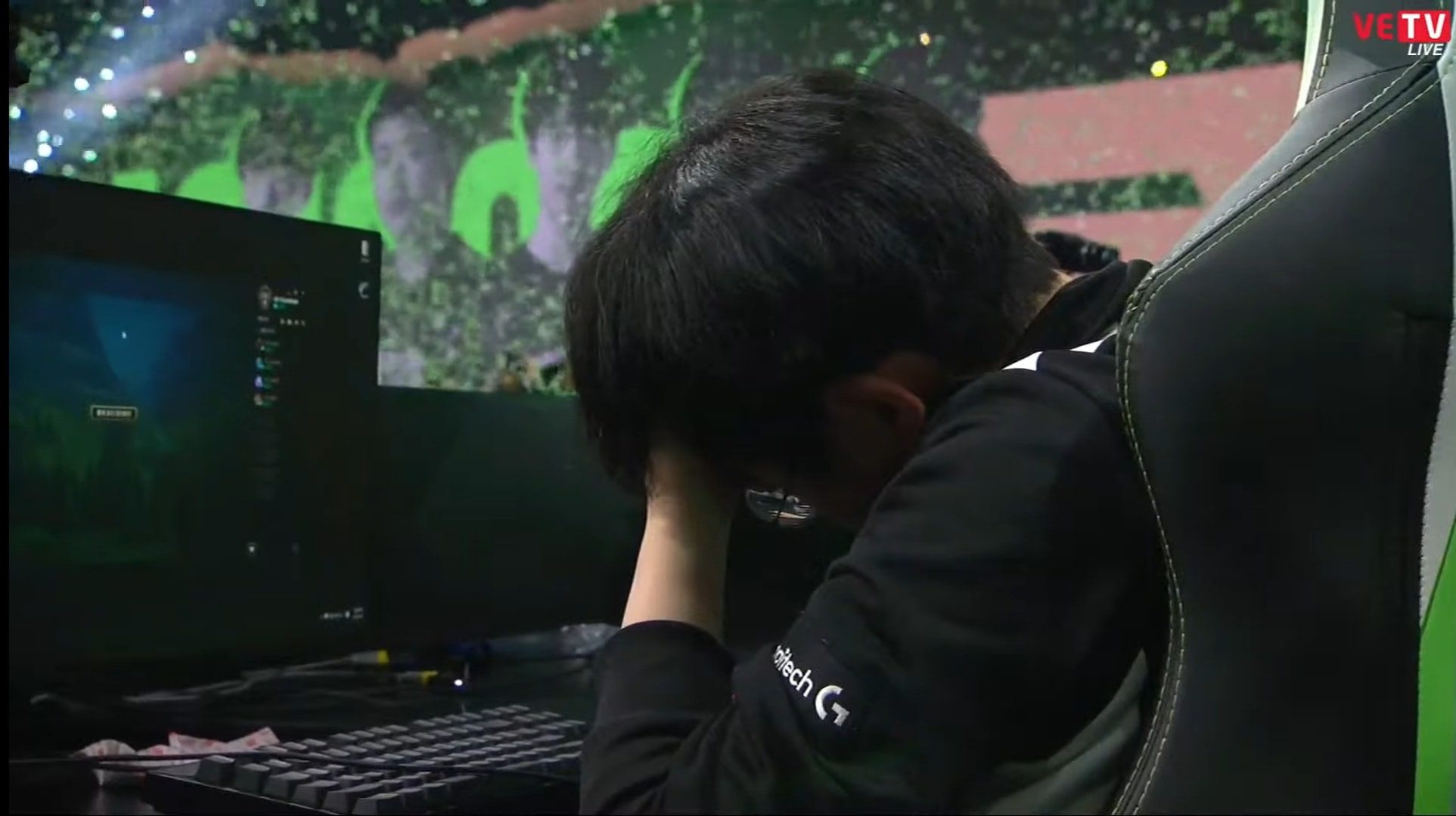 ShowMaker collapses in a match where he tried so hard, but his teammates could not perform at their best