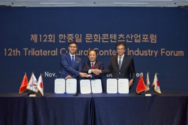 Representatives of the three countries during the signing ceremony for the organization of the Korea-China-Japan Esports Festival