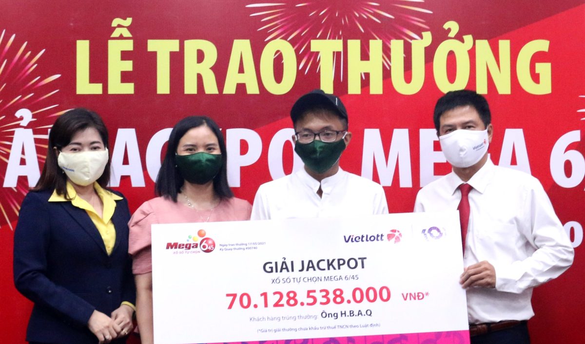 Mr. H.B.A.Q receives Jackpot prize worth over 70 billion VND from Vietlott. Photo: Vietlott