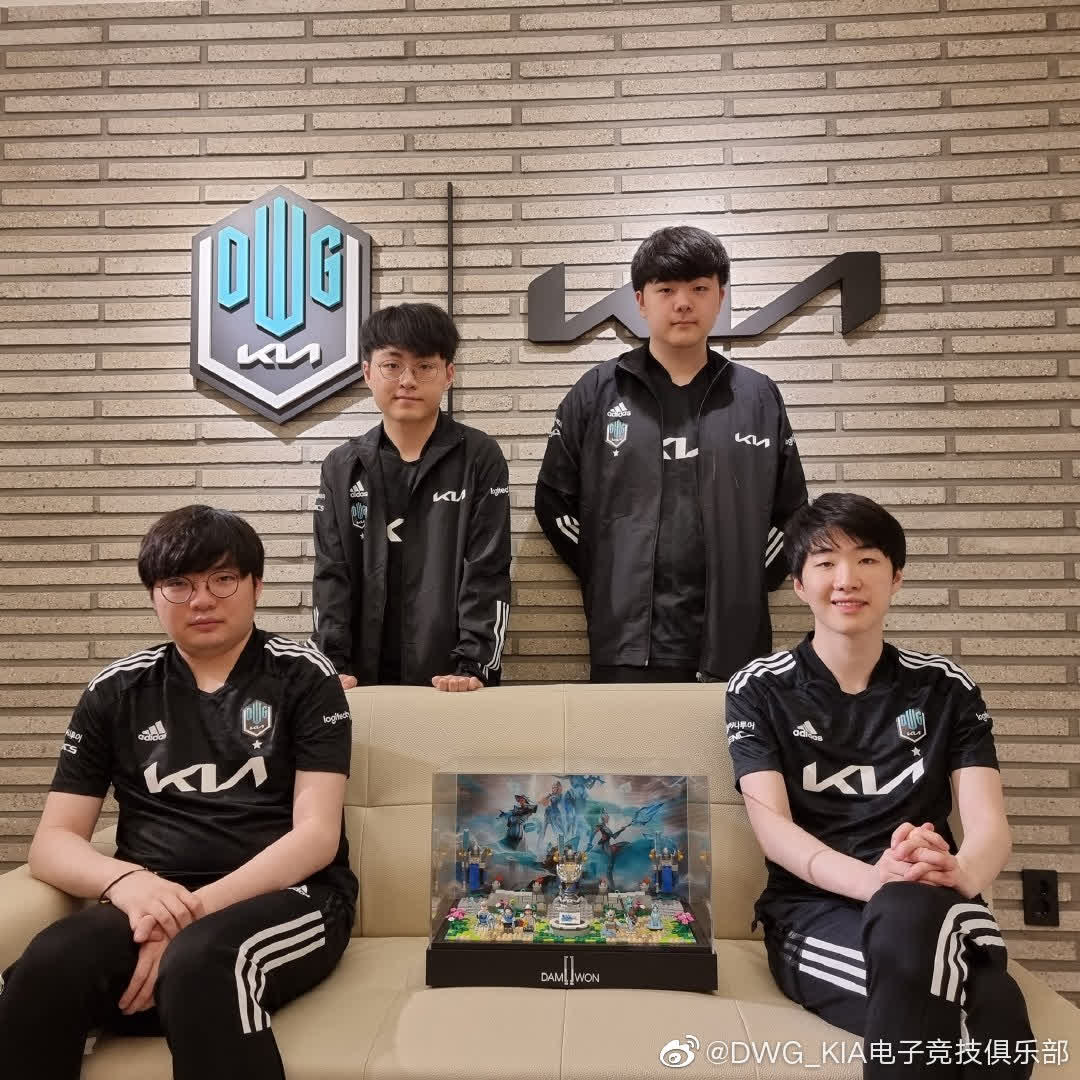 Besides Nuguri who has left the team, the other 4 members were present to 'unbox' the special LEGO set