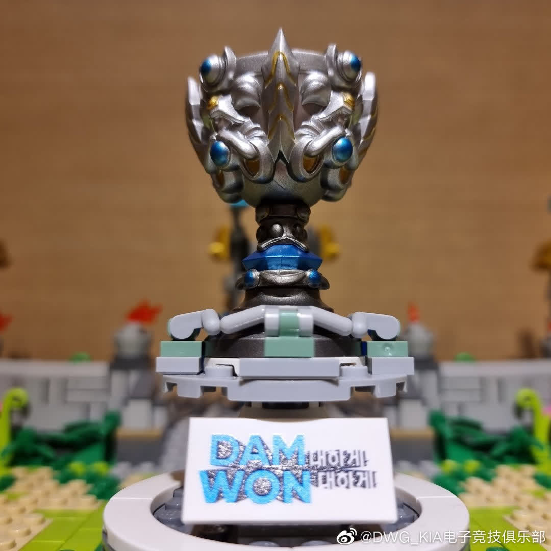 The miniature world championship trophy in the DWG KIA LEGO set
