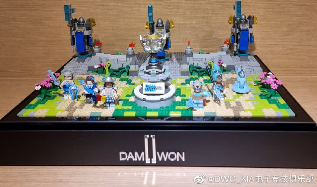 Close-up of the LEGO set featuring the old name DAMWON Gaming