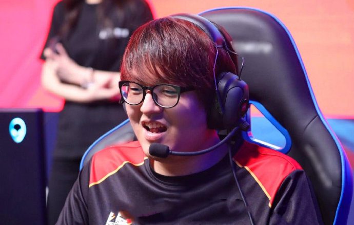 While the former FPX star also retaliated sharply, criticizing SofM as 'not qualified to be a professional player'