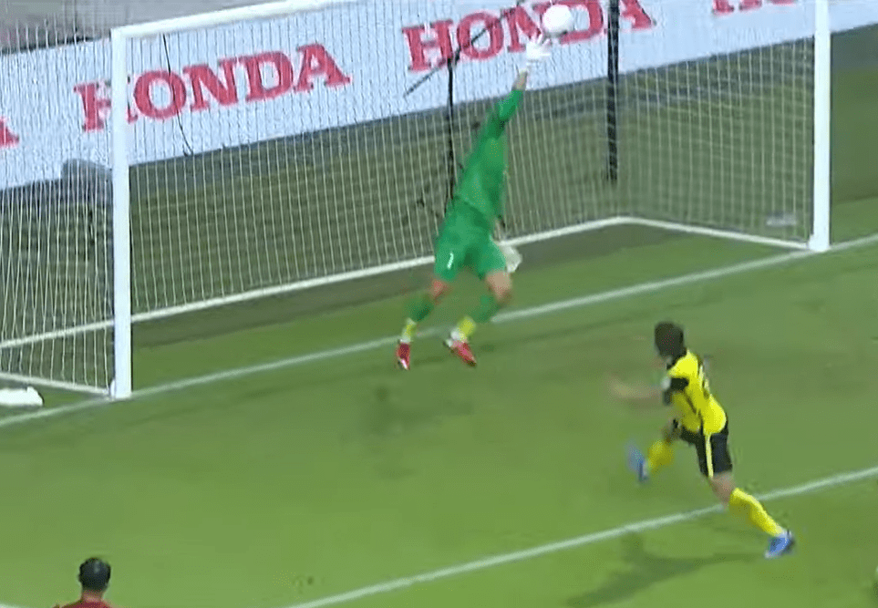 An extraordinary save by Tấn Trường in the match against Malaysia