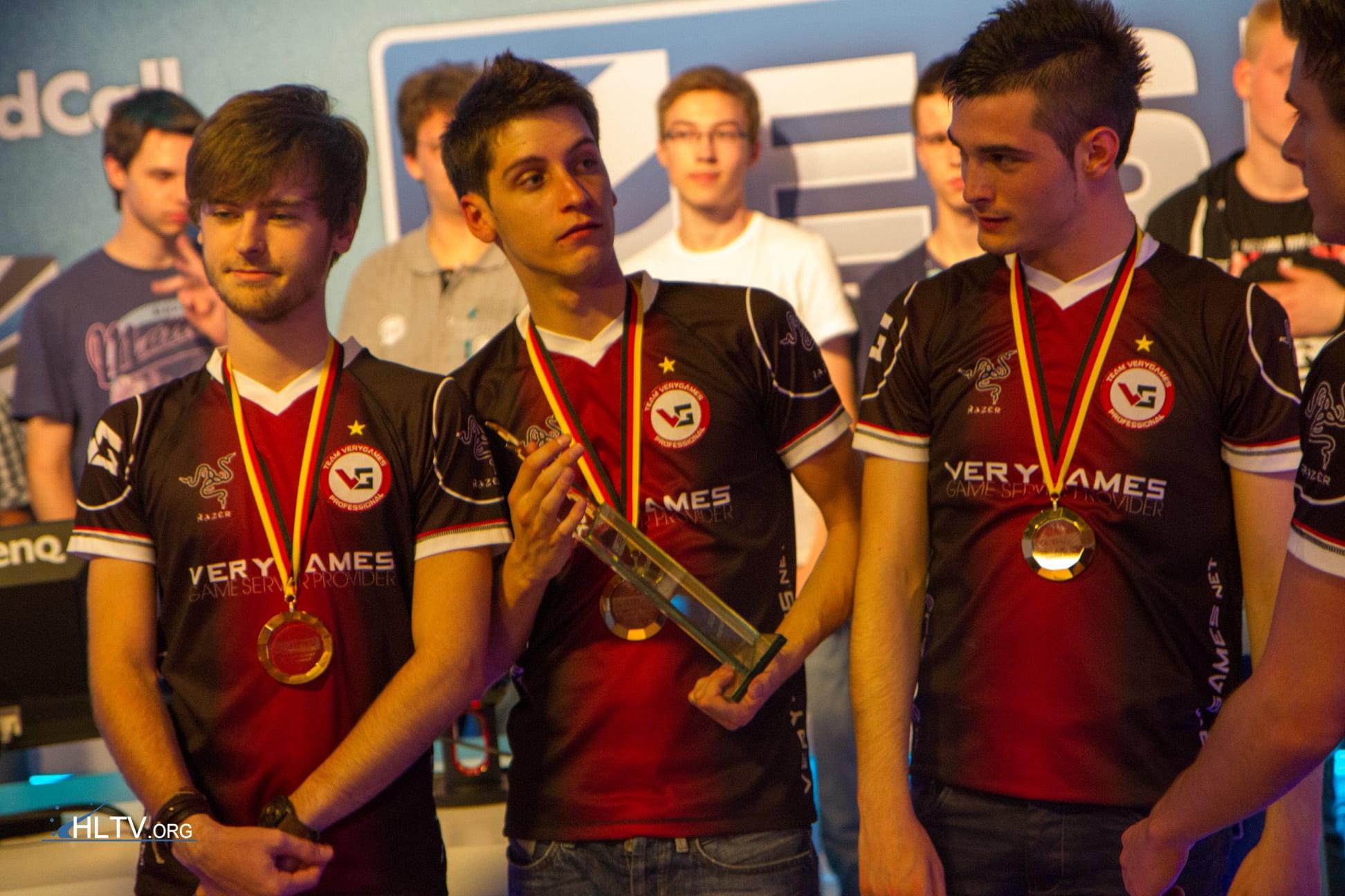 NBK (far left) with SmithZz and Shox in VeryGames jersey