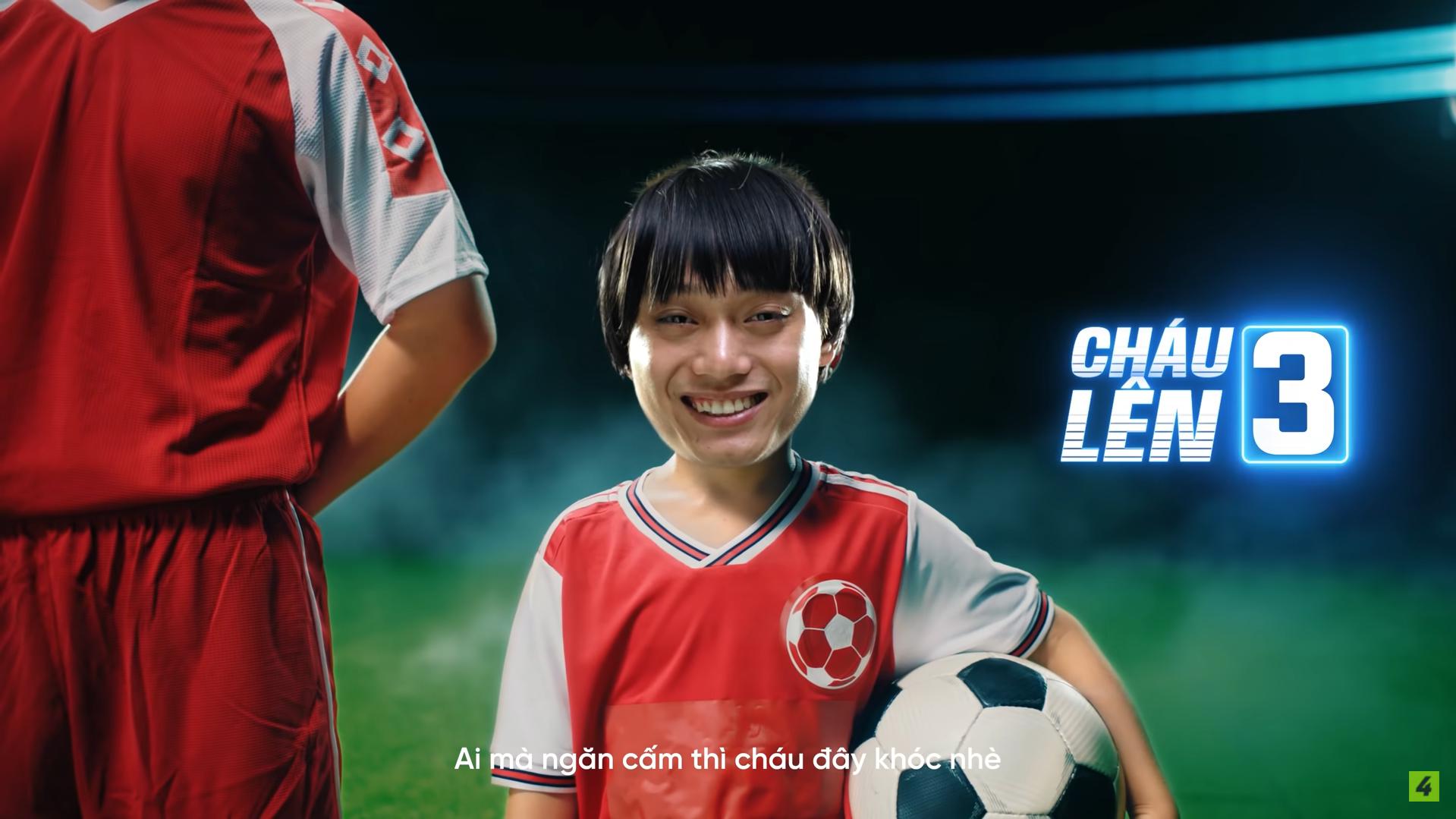 I'm 3 years old, I'm going to play football, okay guys!