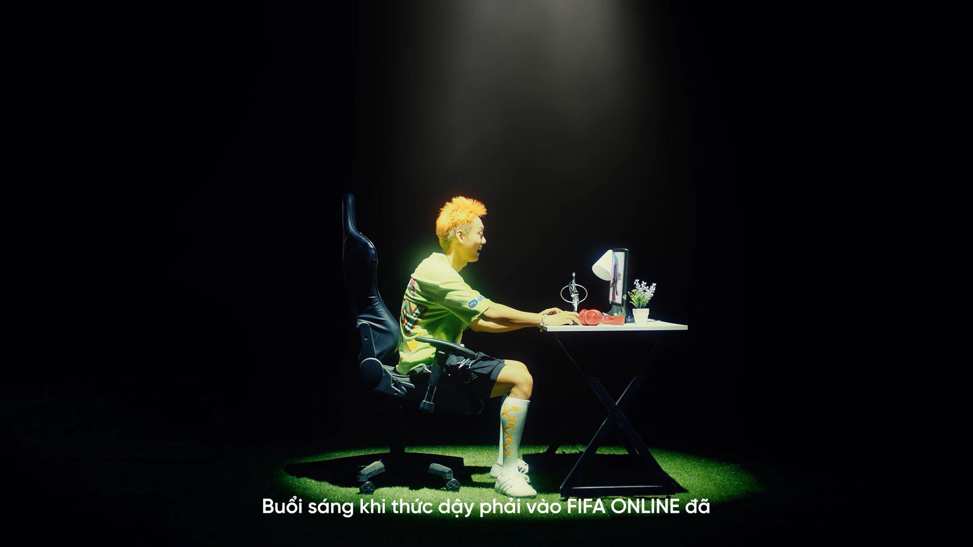 In high school, it seems many guys have habits like the guy in the MV, right?